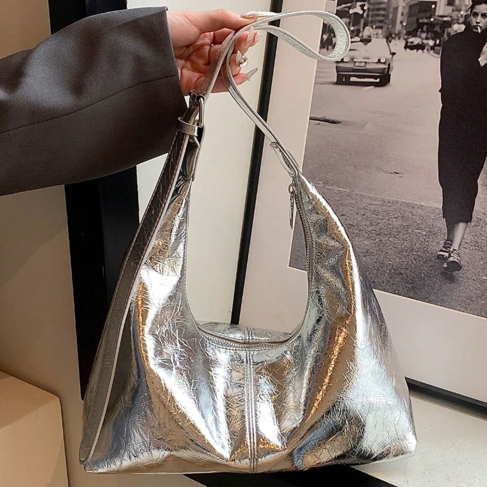 ๐ Metallic Silver Hobo Shoulder Bag - Picture 6 of 9